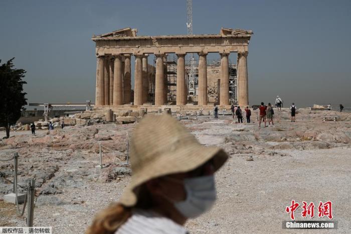 资料图：当地时间5月18日，希腊雅典，雅典卫城向公众开放，吸引游客参观，当天希腊露天考古遗址和各类主题公园当天起恢复开放。