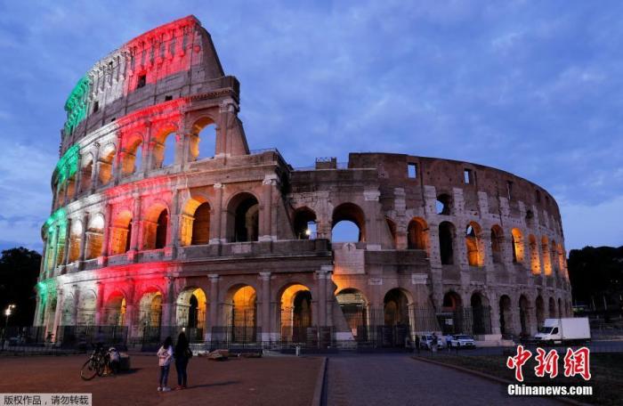 资料图：6月1日，意大利首都罗马，罗马斗兽场重新开放。出于防疫原因，参观者在入场时被要求戴上口罩、测量体温并进行手部消毒。